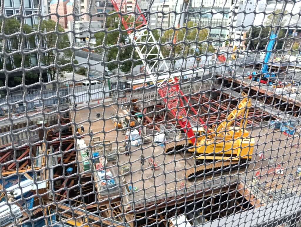 赤坂の再開発地区。大きな建設機械が金網越しに見える。