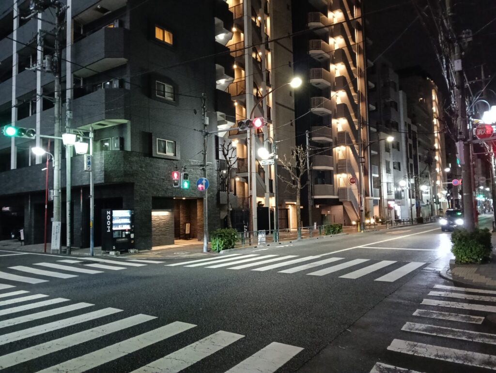 夜の品川区荏原、栄通り交差点の風景。ビルの灯が、静まり返った夜の街並みを照らす。
