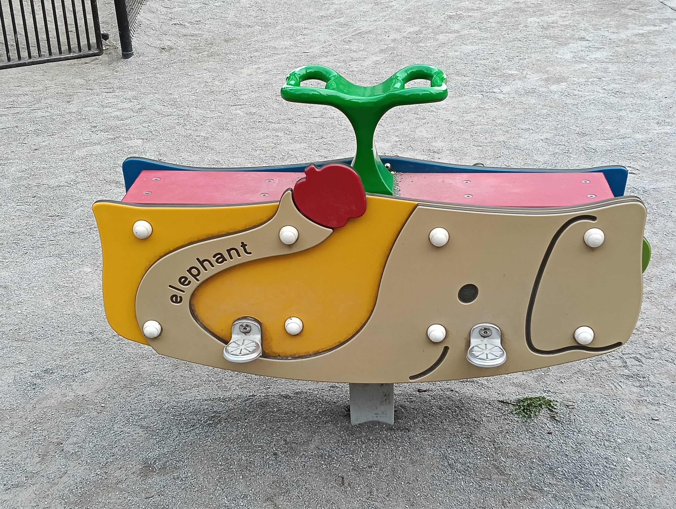 南青山の児童公園。シーソー。