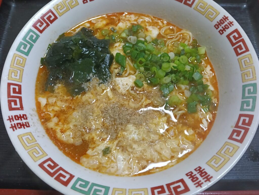 明星中華三昧酸辣湯麵。トッピングが溶き卵、わかめ、ネギとすりごま。