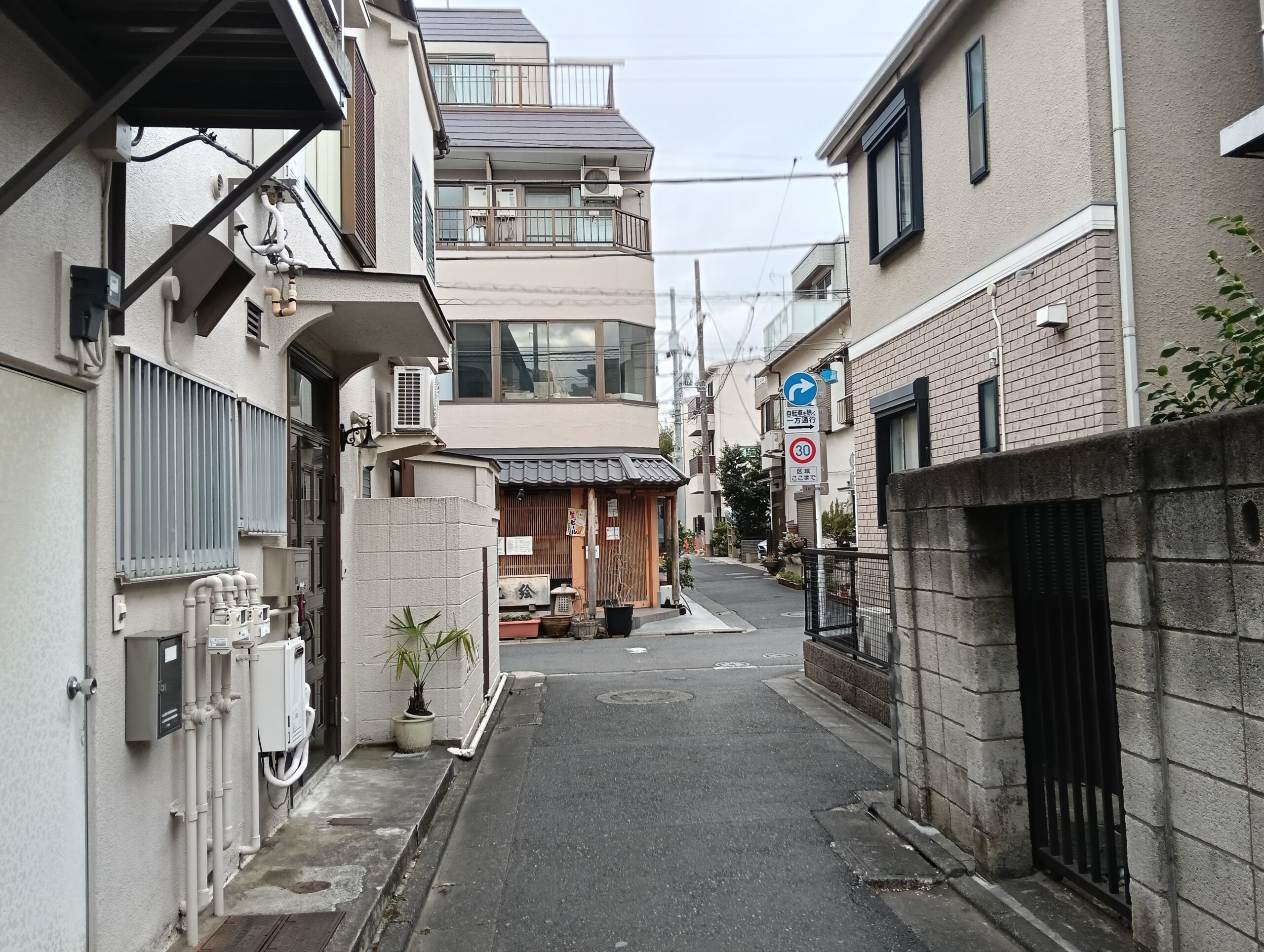 東急線大岡山駅付近の路地裏風景。現場への道中で撮影。