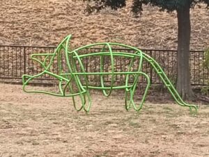 トリケラトプスのジャングルジム。仕事前、ある公園にて撮影。