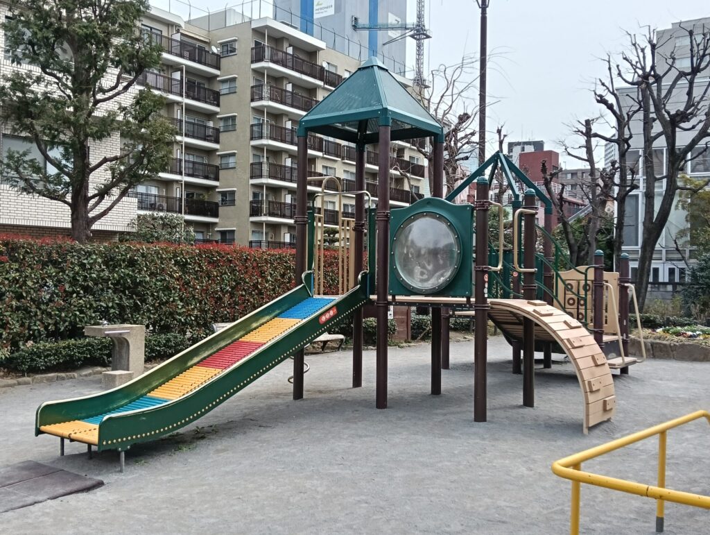 南青山の児童公園の遊具。滑り台。