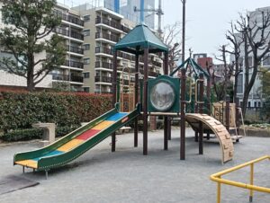 南青山の児童公園の遊具。滑り台。