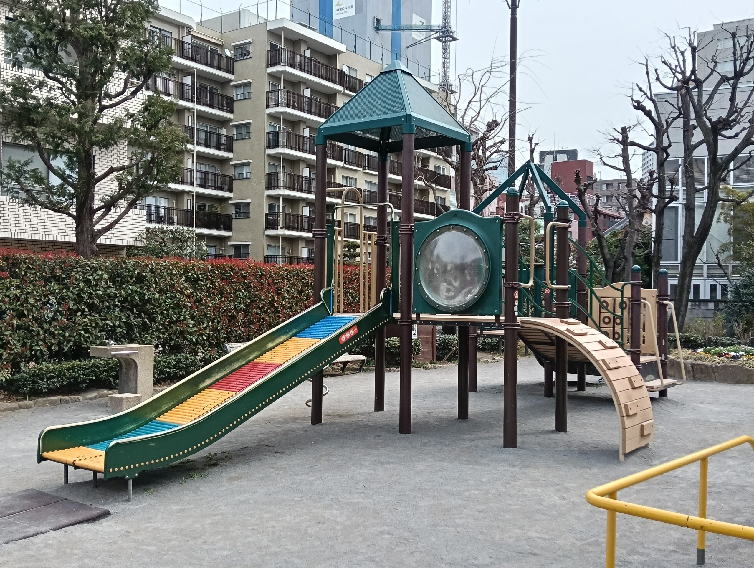 南青山の児童公園の遊具。滑り台。